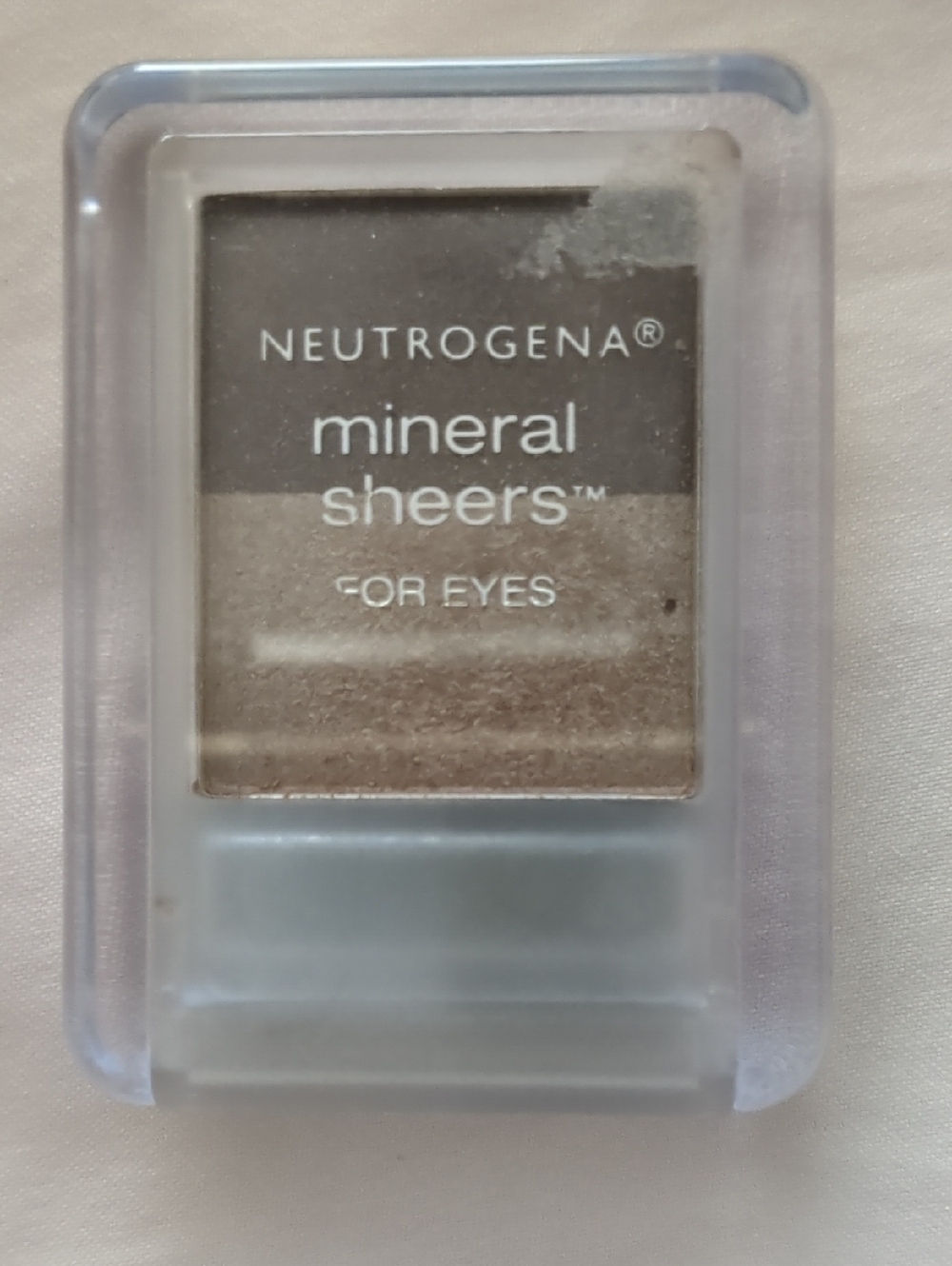 Neutrogena Mineral Sheers Eyeshadow Trio in Neutral Taupe and Beige